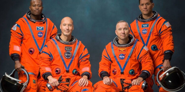 NASA, Artemis III görevinde yer alacak astronotları açıkladı
