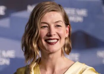 Rosamund Pike’tan tiyatroda telefon sitemi: ‘Sahnede her şeyi görüyoruz’