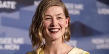 Rosamund Pike’tan tiyatroda telefon sitemi: ‘Sahnede her şeyi görüyoruz’