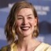 Rosamund Pike’tan tiyatroda telefon sitemi: ‘Sahnede her şeyi görüyoruz’