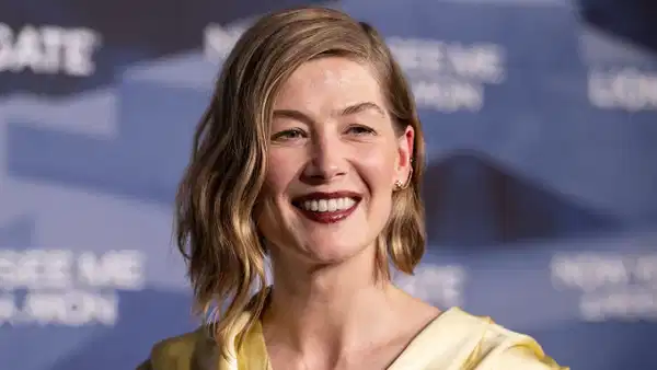 Rosamund Pike’tan tiyatroda telefon sitemi: ‘Sahnede her şeyi görüyoruz’