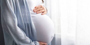 Gebelikte fazla ayakta durma, yürüme ve öne eğilme düşük riskini artırıyor