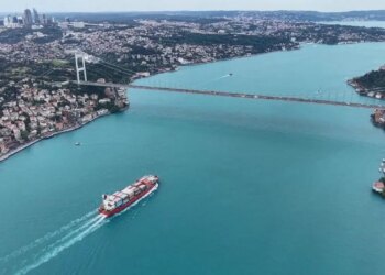 İstanbul Boğazı’nda görsel şölen: Bayramın son gününde turkuaz renge büründü!