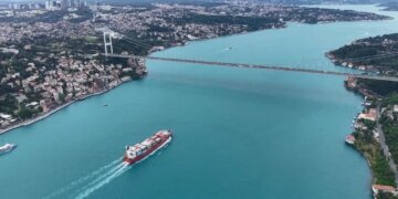 İstanbul Boğazı’nda görsel şölen: Bayramın son gününde turkuaz renge büründü!