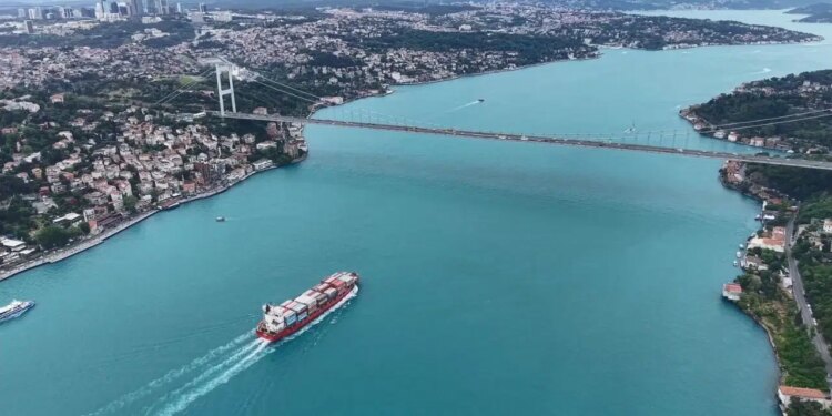 İstanbul Boğazı’nda görsel şölen: Bayramın son gününde turkuaz renge büründü!