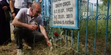 33 yılın ardından tahliye olan Çerçel ailesinin mezarını ziyaret etti