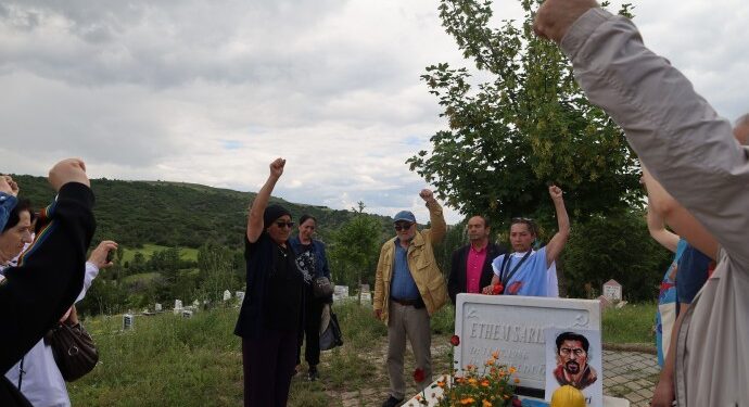 Ethem Sarısülük mezarı başında anıldı