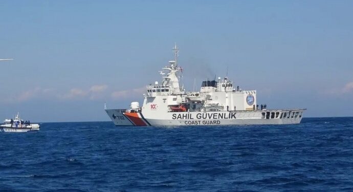 Karadeniz’de Türkiye bayrağı taşıyan tekneye saldırı: Bir kişi yaşamını yitirdi