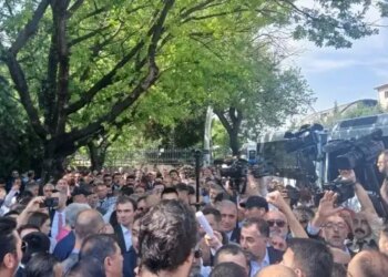 Grup toplantısı için Meclis’e gelen CHP’liler arasında gerginlik: Kılıçdaroğlu toplantıya katılmayacak