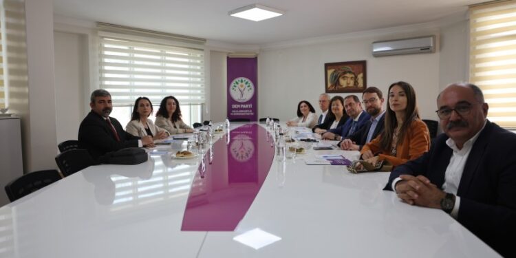 AK PM Birleşik Avrupa Solu Grubu DEM Parti ve İmralı Heyeti ile görüştü