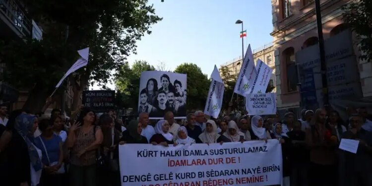 Birçok kentte İran konsolosluğu önünde protesto: İdamları durdurun
