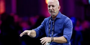 Jeff Bezos’a göre yapay zeka işsizlik değil yeni iş olanakları sunacak
