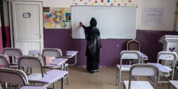 Taliban’dan okullarda akıllı telefon kullanımına yasak