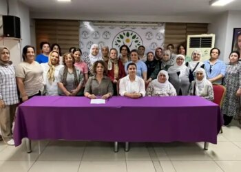 İzmir’de kadınlardan Rahmi Koç’a tepki: Mücadelemiz sürecek
