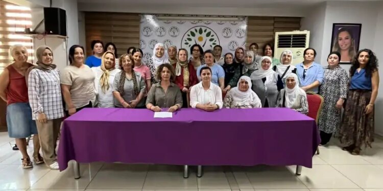 İzmir’de kadınlardan Rahmi Koç’a tepki: Mücadelemiz sürecek