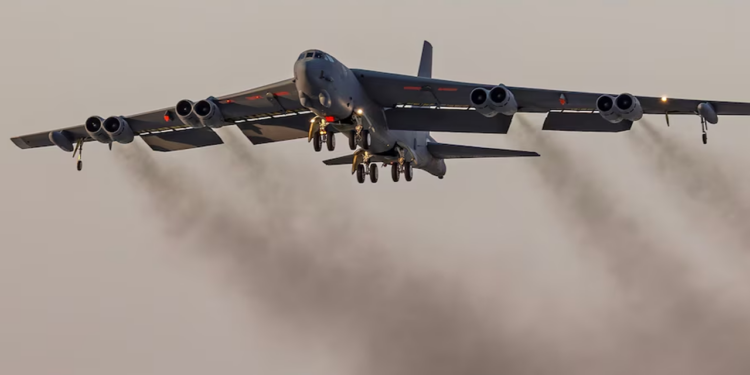 ABD'de Stratejik B-52 Uçağı Düştü: Nükleer Silah Taşıma Kapasitesi Bulunuyor