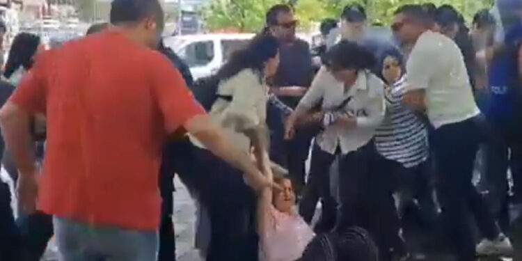 Açlık Grevi Kararı Alan Öğretmenlere Ankara'da Polis Müdahalesi: Çok Sayıda Gözaltı Var
