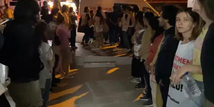 Açlık Grevindeki İki Öğretmen Hastaneye Kaldırıldı
