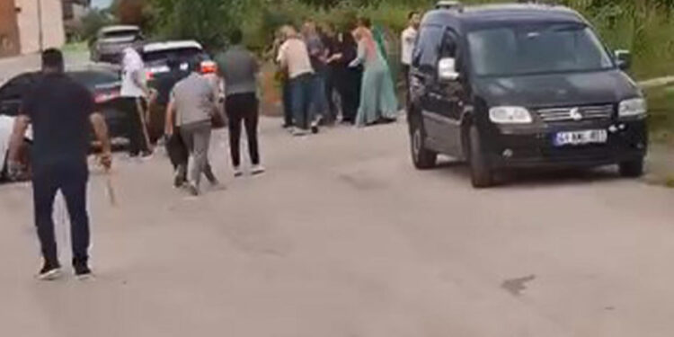 Gölcük'te 2 Aile Birbirine Girdi: 4'ü Silahla Toplam 10 Yaralı