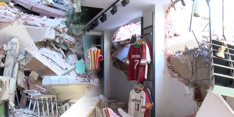 Güngören’de Yıkım Paniği: Apartman Çöktü, Çevredeki İki Bina Boşaltıldı