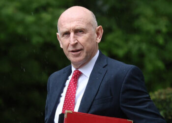 İngiltere'de Ordu Bütçesi Krizi: Savunma Bakanı John Healey İstifa Etti