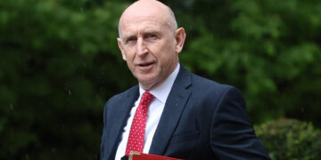 İngiltere'de Ordu Bütçesi Krizi: Savunma Bakanı John Healey İstifa Etti