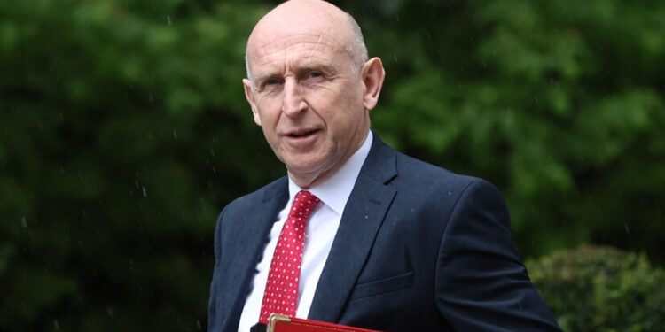 İngiltere'de Ordu Bütçesi Krizi: Savunma Bakanı John Healey İstifa Etti