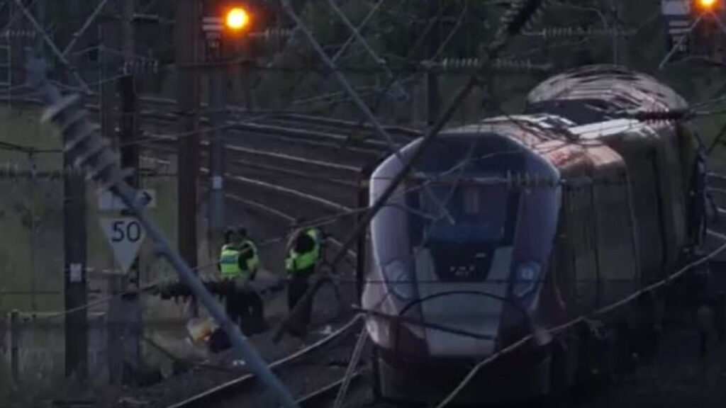 İngiltere’deki İki Yolcu Treni Çarpıştı! Ölü ve Yararlılar Var