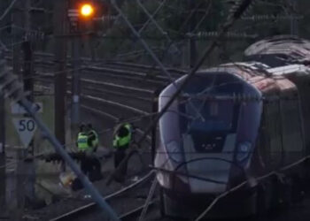 İngiltere’deki İki Yolcu Treni Çarpıştı! Ölü ve Yararlılar Var