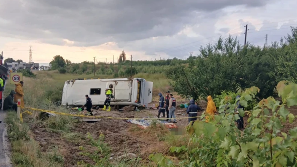Isparta’da Feci Kaza: Tur Minibüsü Şarampole Uçtu, Çok Sayıda Ölü ve Yaralı