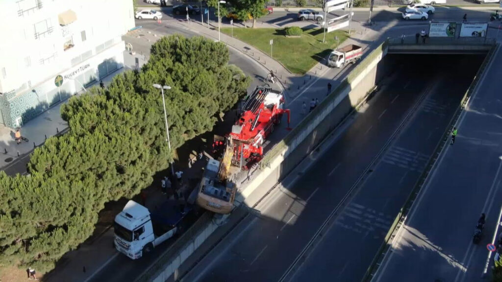 İstanbul'da Facianın Eşiğinden Dönüldü! TIR'ın Üzerinden Kepçe Devrildi