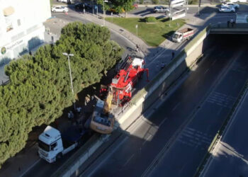İstanbul'da Facianın Eşiğinden Dönüldü! TIR'ın Üzerinden Kepçe Devrildi