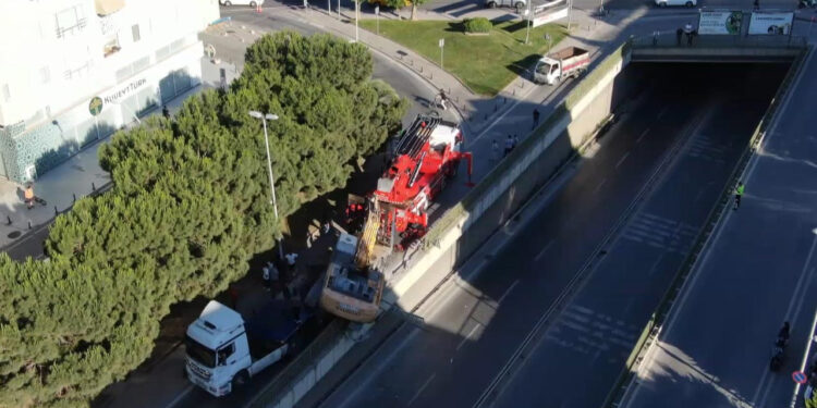İstanbul'da Facianın Eşiğinden Dönüldü! TIR'ın Üzerinden Kepçe Devrildi