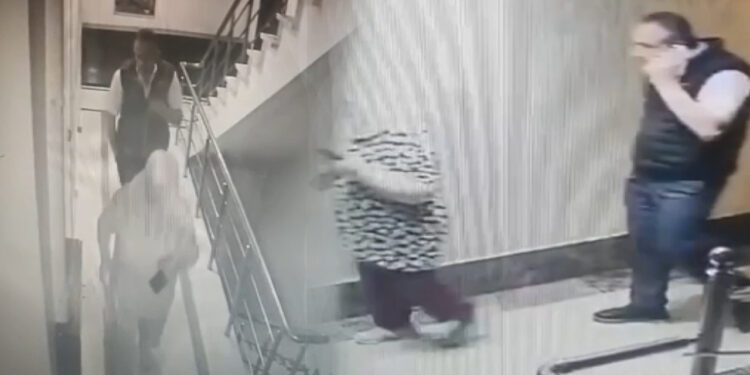 İstanbul'da 'Sahte Polis' Vurgunu: Bakıcının Gitmesini Bekleyip 79 Yaşındaki Kadını Soydular