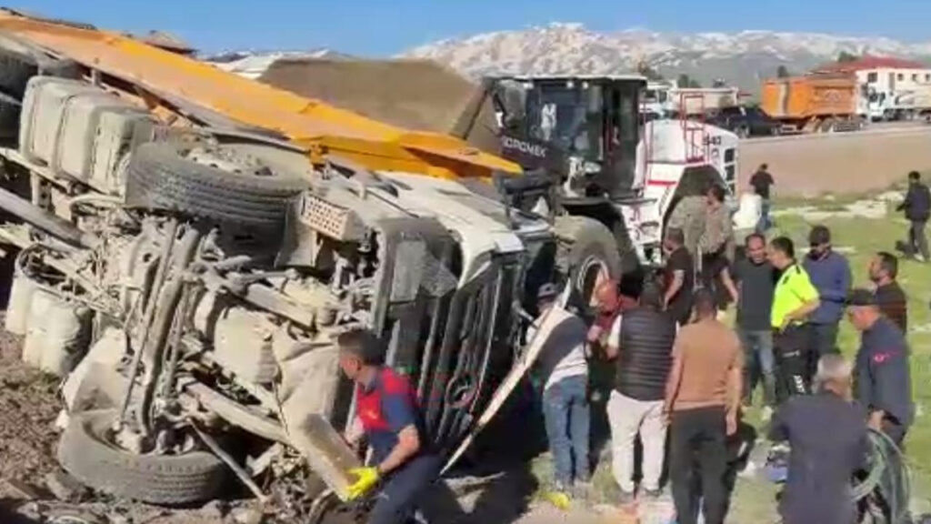 Kavşakta Facia! Yolcu Otobüsü ile Kamyon Çarpıştı: Ölü ve Yaralılar Var