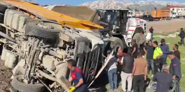 Kavşakta Facia! Yolcu Otobüsü ile Kamyon Çarpıştı: Ölü ve Yaralılar Var