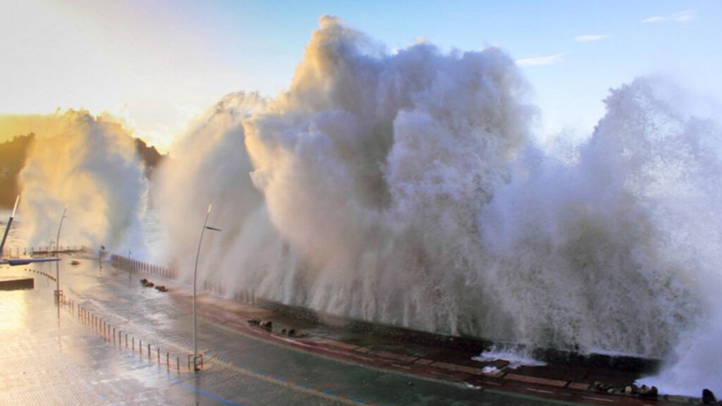 Korkulan Oldu, Dev Deprem Okyanusu Aştı: Japonya'da Tsunami Alarmı