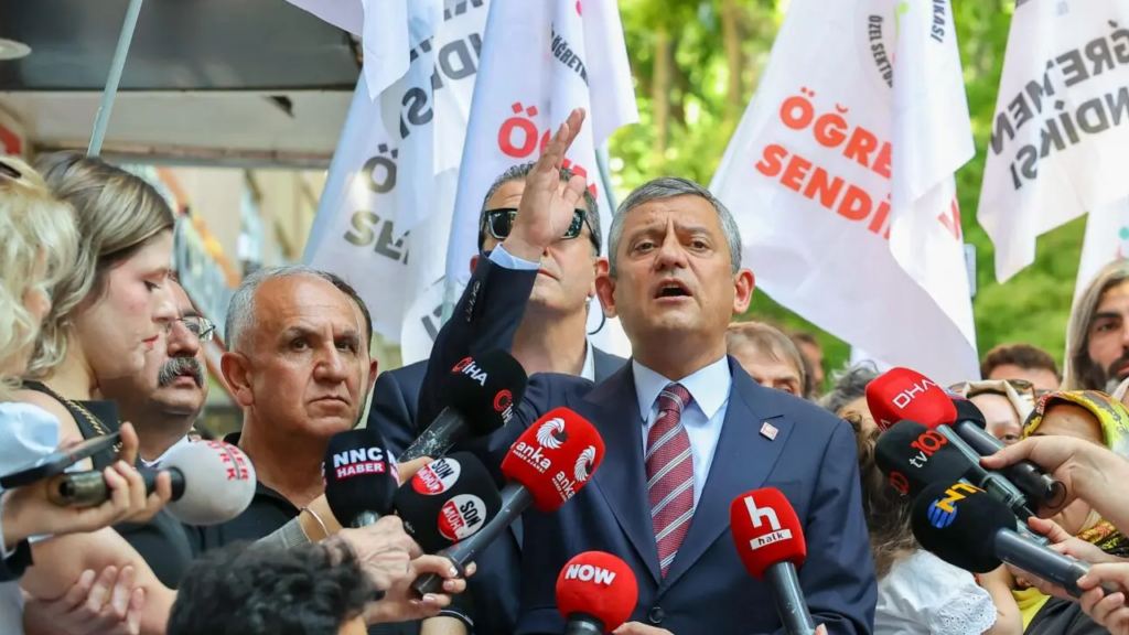 Özel’den Açlık Grevindeki Öğretmenlere Destek Ziyareti