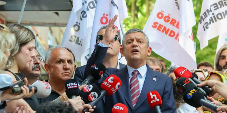 Özel’den Açlık Grevindeki Öğretmenlere Destek Ziyareti