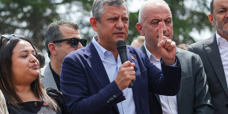 Özgür Özel Burdur'da Konuştu: 'CHP'yi Elimizden Almak İstiyorlar'
