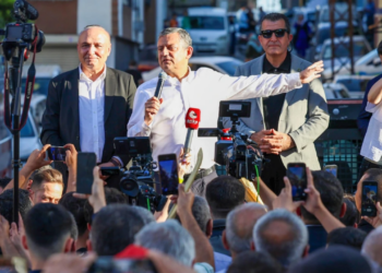 Özgür Özel İzmir'den Seslendi: 'Ya Partimizi Geri Alacağız Ya Yeni Bir Yol Açacağız'