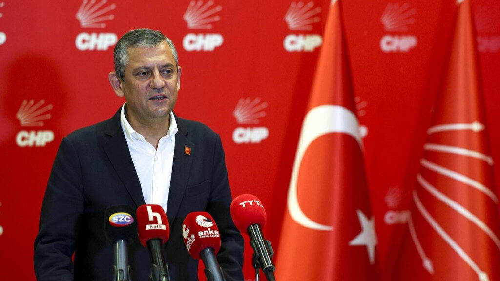 Özgür Özel TBMM Önünde Toplanan Partililere Seslendi: Onurlu İnsanlar Çıkar ve Oyunu Bozar
