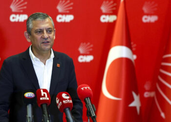 Özgür Özel TBMM Önünde Toplanan Partililere Seslendi: Onurlu İnsanlar Çıkar ve Oyunu Bozar