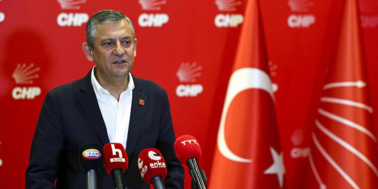 Özgür Özel TBMM Önünde Toplanan Partililere Seslendi: Onurlu İnsanlar Çıkar ve Oyunu Bozar