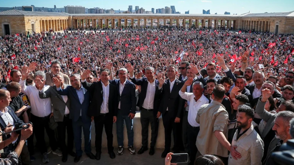 'Özgür Özel Yeni Parti mi Kuruyor? 'Tarihi Netleşti, 106 Vekil Katılacak'  İddiası