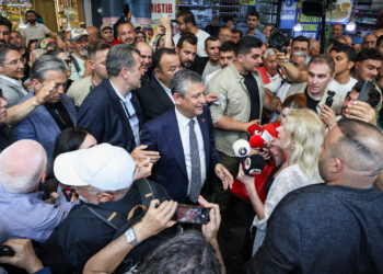 Özgür Özel’den Sürpriz Karar: Geniş Katılımlı Mitingler İptal Edildi, İşte Yeni Yol Haritası