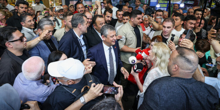Özgür Özel’den Sürpriz Karar: Geniş Katılımlı Mitingler İptal Edildi, İşte Yeni Yol Haritası