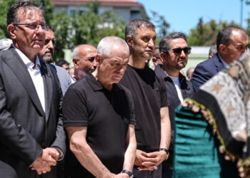 Rıza Çalımbay Annesini Uğurladı, Futbol Dünyası Cenazede Buluştu