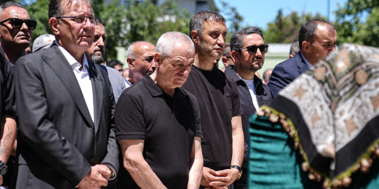 Rıza Çalımbay Annesini Uğurladı, Futbol Dünyası Cenazede Buluştu