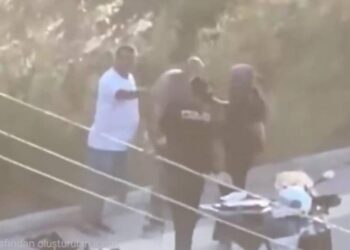 Mersin’de polis şiddeti: Elbiselerini çıkartıp silahla tehdit ettiler